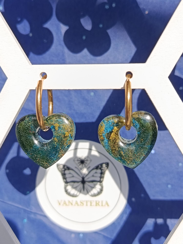 "Capture d'Ailes - Émeraude Sylvestre", pampilles en résine vert et or de Vanasteria