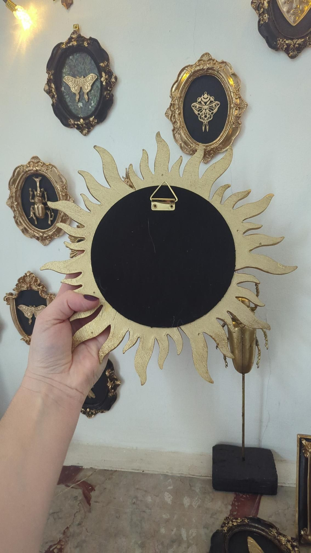 Miroir de sorcière soleil doré – style baroque et mystique