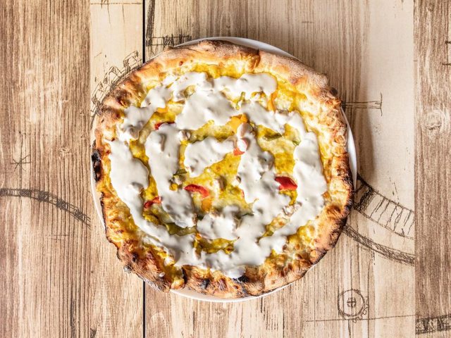 19.Boisée indienne : base crème, mozzarella, emmental français, escalope de poulet, poivrons, sauce curry et sauce fromagère 