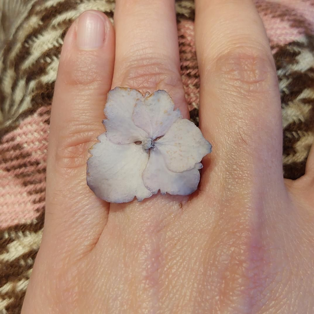 Bague Hortensia – Bijou floral fait main en résine mate Taille 52