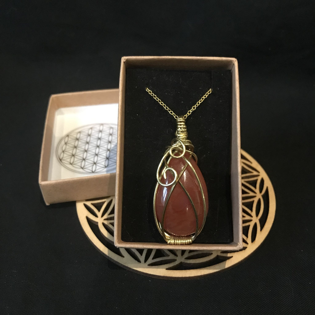 Pendentif CORNALINE - BIJOU ARTISANAL Gamme &quot;DANA&quot; - [fils LAITON et chaîne INOX]