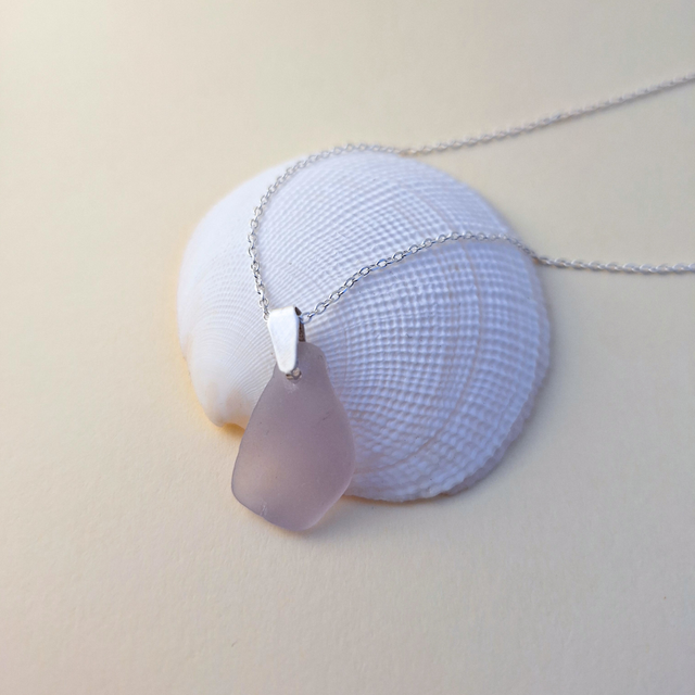 Île Rose ovale - collier en argent et verre marin