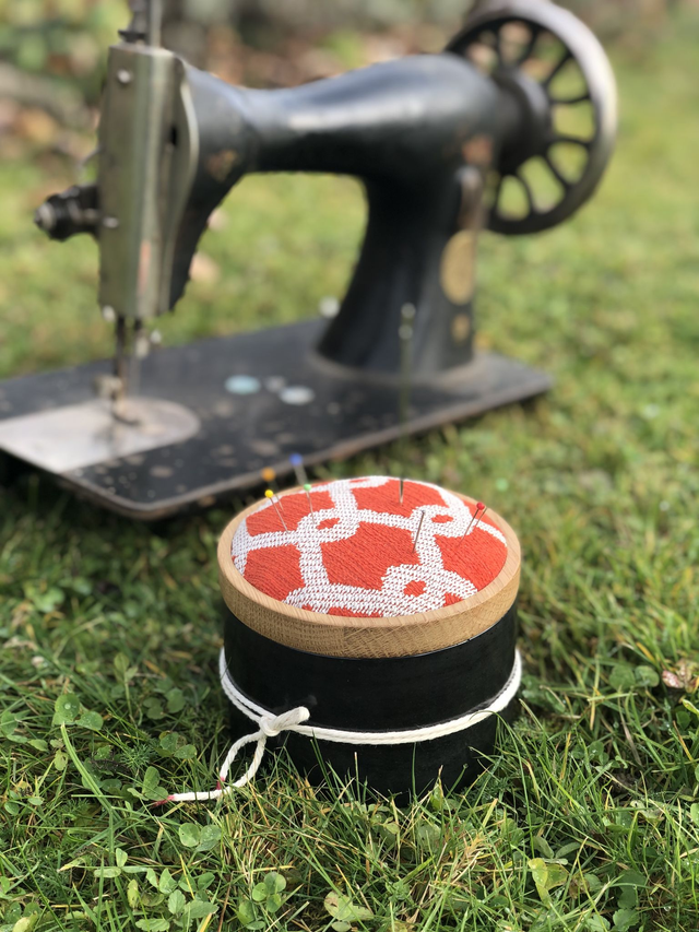 Upcycling Aufbewahrung M Nadelkissen orange/ beige