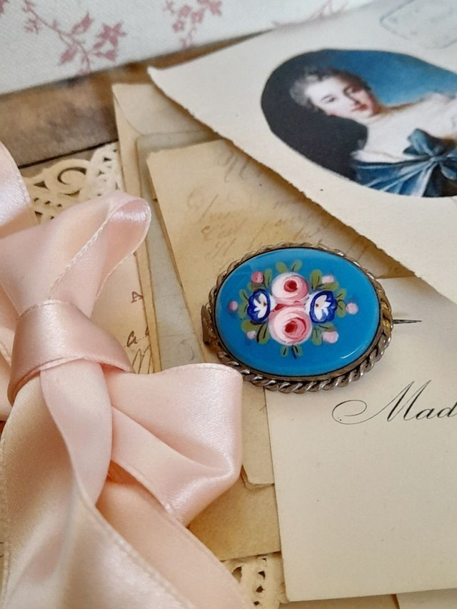 broche ancienne cabochon bleu décor floral