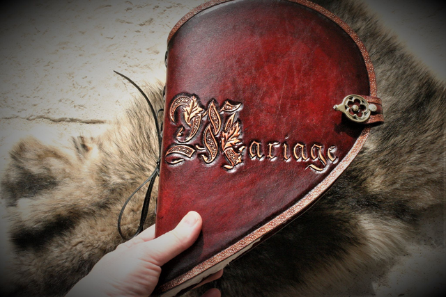 Livre-cœur artisanal en cuir – Carnet de promesse & mariage