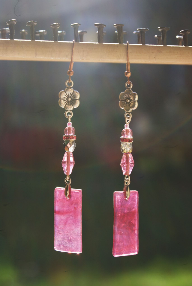 Boucles d&#039;oreilles en verre rose chamarré transparent. 