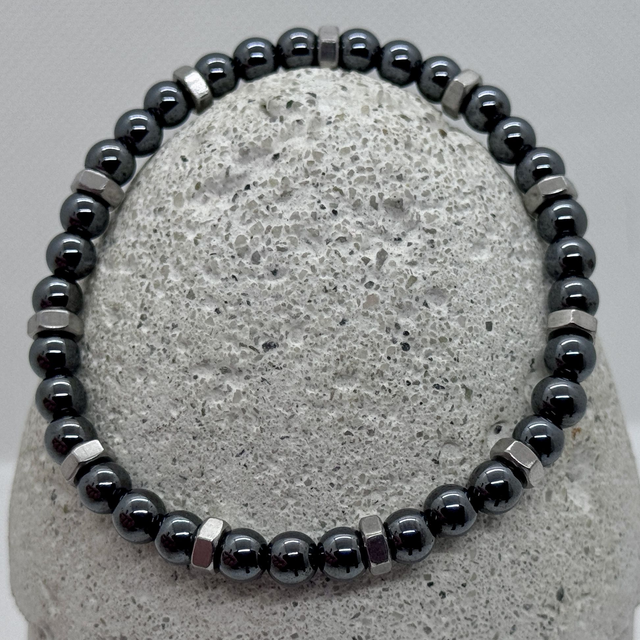 Bracelet en hématite 6 mm &amp; écrous en inox – ancrage solide, mécanique assumée