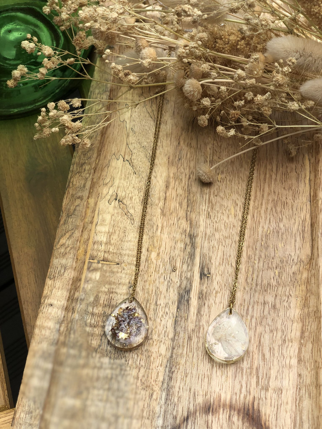 Collier petite &quot;goutte d&#039;eau&quot; en fleurs séchées