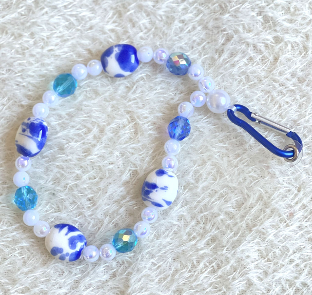 D04 Dragonne perles ton bleu et blanc et perles porcelaine