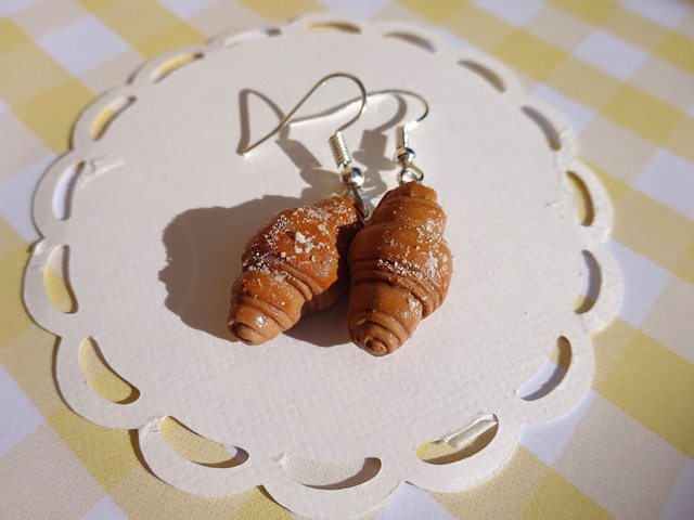 Boucles d'oreilles - Croissants droits au beurre et au sucre glace