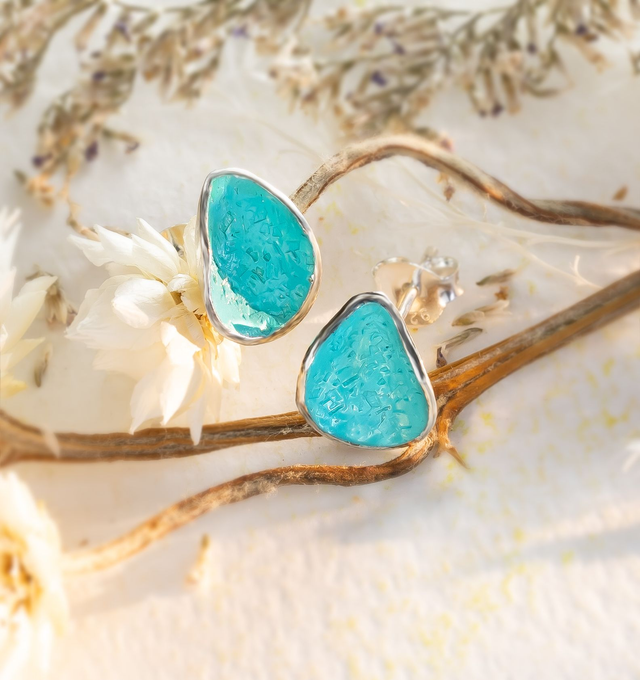 Pendientes hechos a mano tipo lágrima de color verde en plata 925