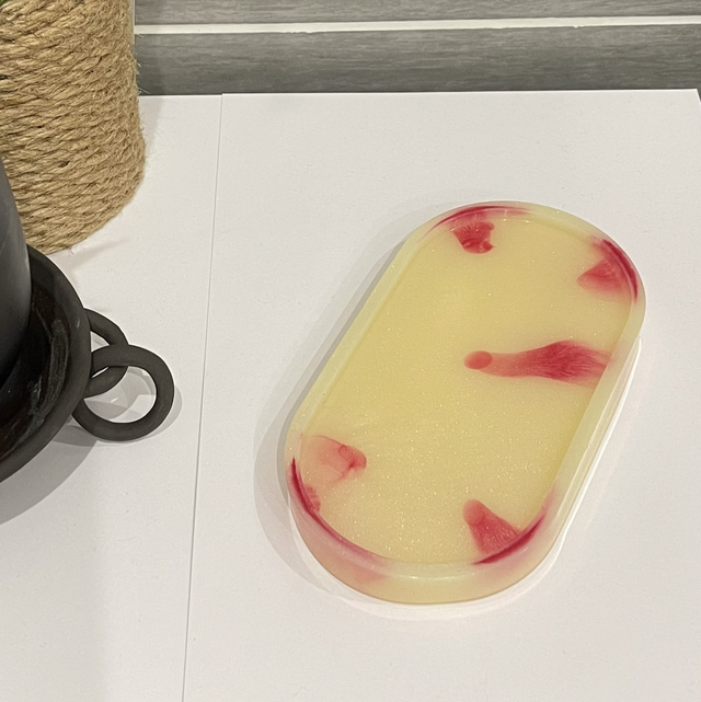 Plateau vide poche couleur beige tachée de rose foncé 