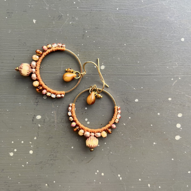 Boucles d&#039;oreille créoles marron camel en macramé et perles