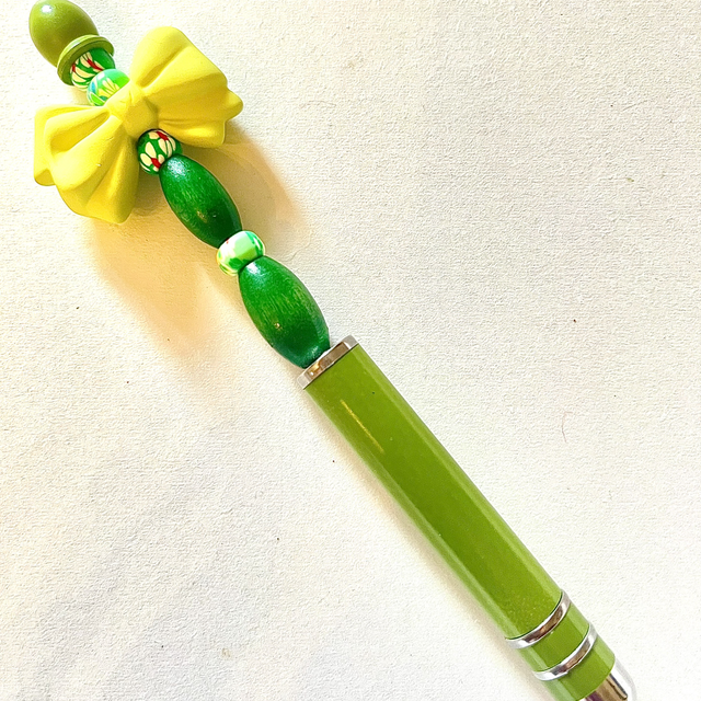 S35 - Stylo à perles noeud vert
