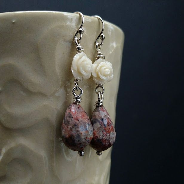 Roos oorbellen met poppy jaspis