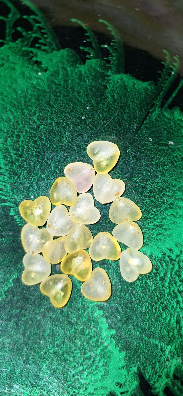 Acrylic hearts yellow mix