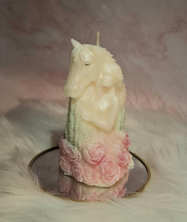 Bougie moulée cheval parfumée orange