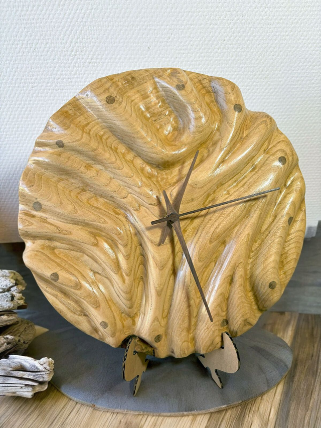  horloge design bois - sculpture bas relief vague - bois de châtaignier par l&#039;Artelier de julien