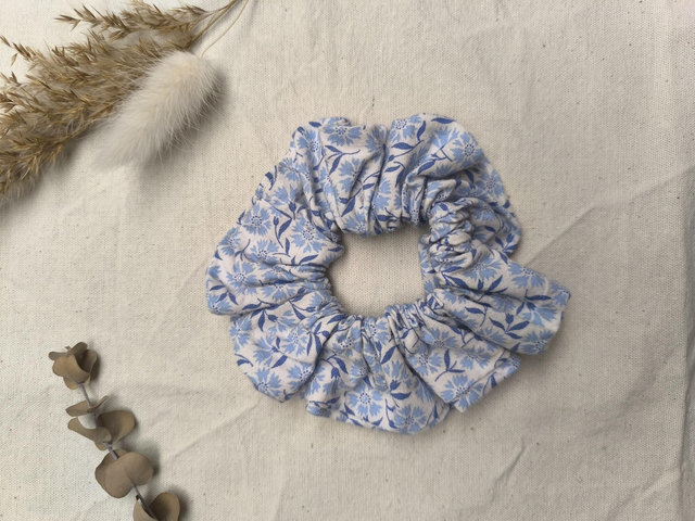 Chouchou upcyclé à fleurs bleues 