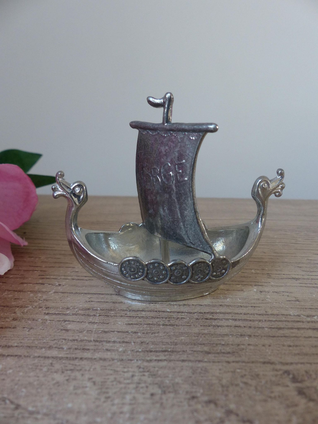 Bateau viking miniature en étain, bateau viking fait à la main, bateau de Tinn souvenir, chaloupe viking Handstopt, navire dragon nordique
