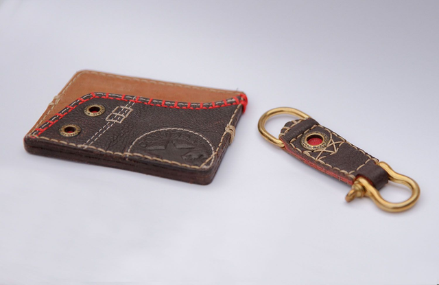 Pochette porte carte bleue cuir maroquinerie, faite à la main à partir de tennis cuir de marque, et porte clefs (handmade)