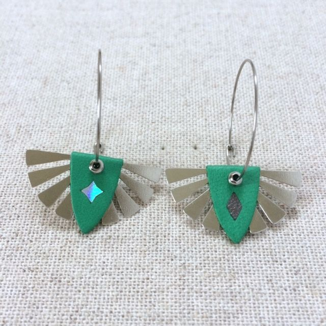 Boucles d’oreilles « Soul » argentées, réversibles, cuir vert vif avec insert holographique / gris métallisé