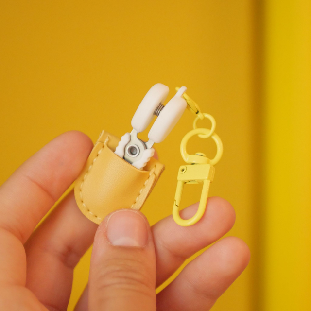 Mini ciseaux style japonais – acier inoxydable avec boucle à crochet colorée et étui en cuir