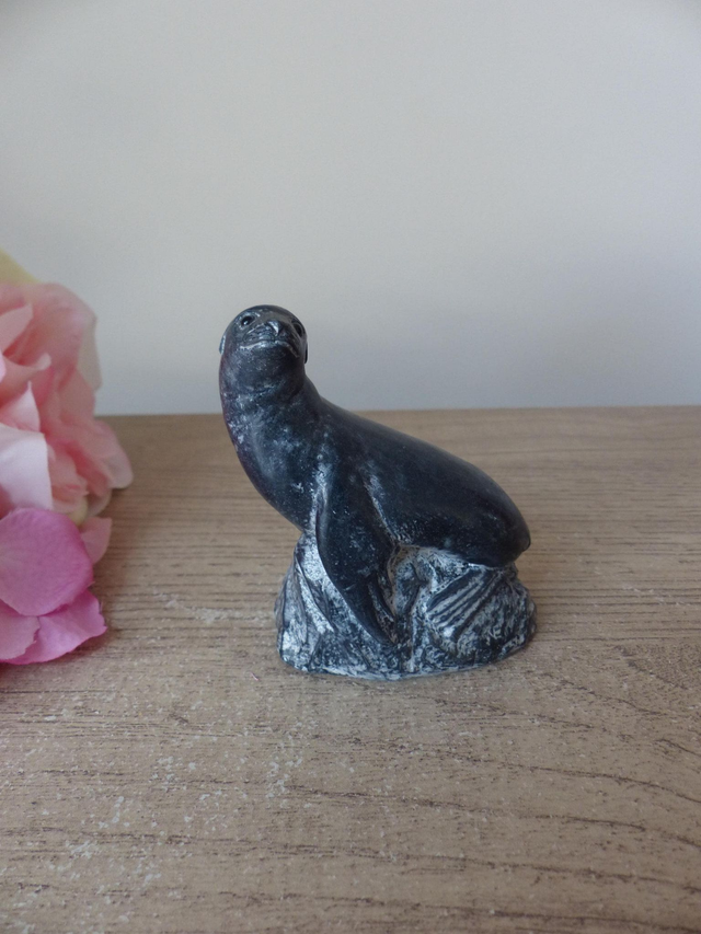 Figurine petit phoque sculpté en pierre de savon Wolf Original Canada, sculpture inuit otarie lion de mer, collection bébés animaux pierre