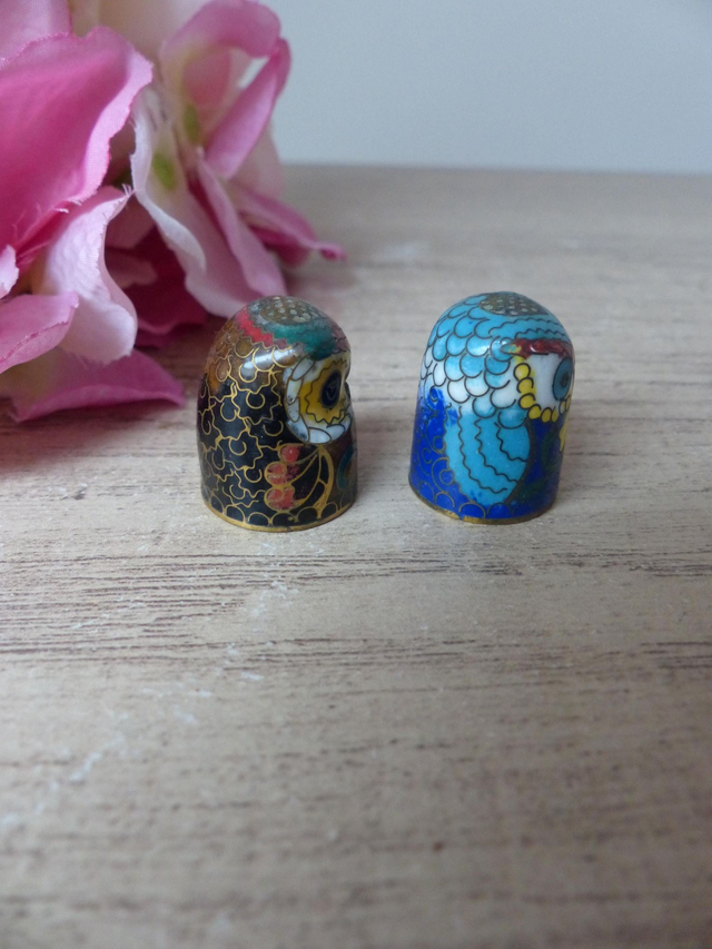Deux dés à coudre hibou en émail cloisonné - Laiton et émail - Collection animaux miniatures cloisonnés - Cadeau de couture thème chouette