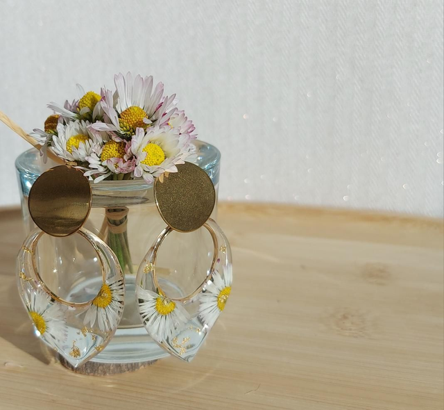 Boucles d'oreilles "Daisianne" pendantes pâquerettes séchées acier inoxydable doré 