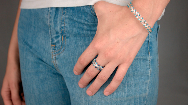 Bracelet tressé orné d'apatites facettées