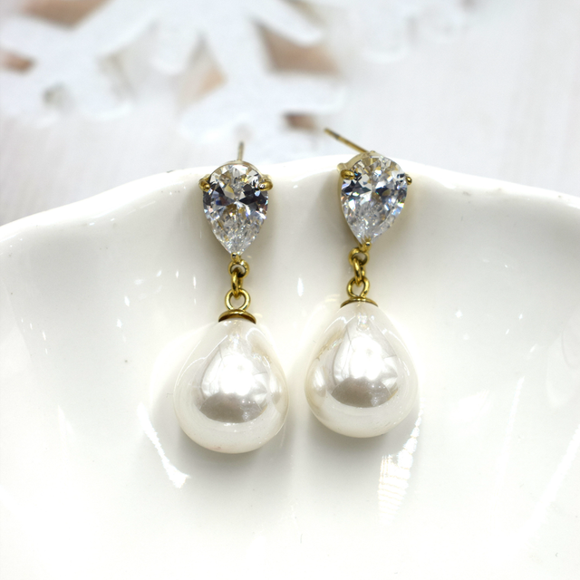 Boucle perle nacré avec strass 