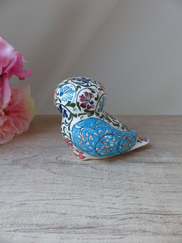 Chouette Bleue Joyeuse : Figurine Artisanale en Céramique Peinte à la Main – Chouette Colorée, Décoration Maison de Campagne, Bord de Mer