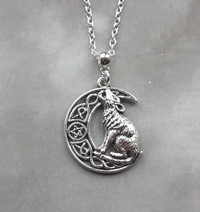 Howling Wolf Necklace 