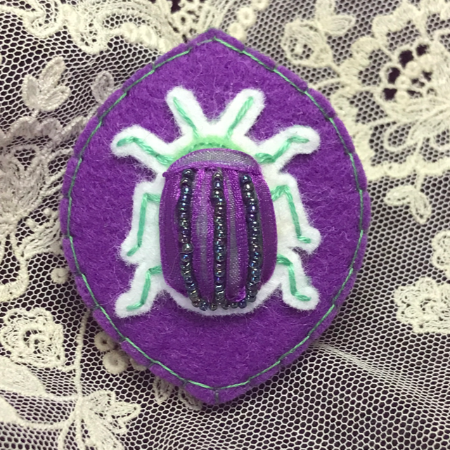 Broche scarabée violet 