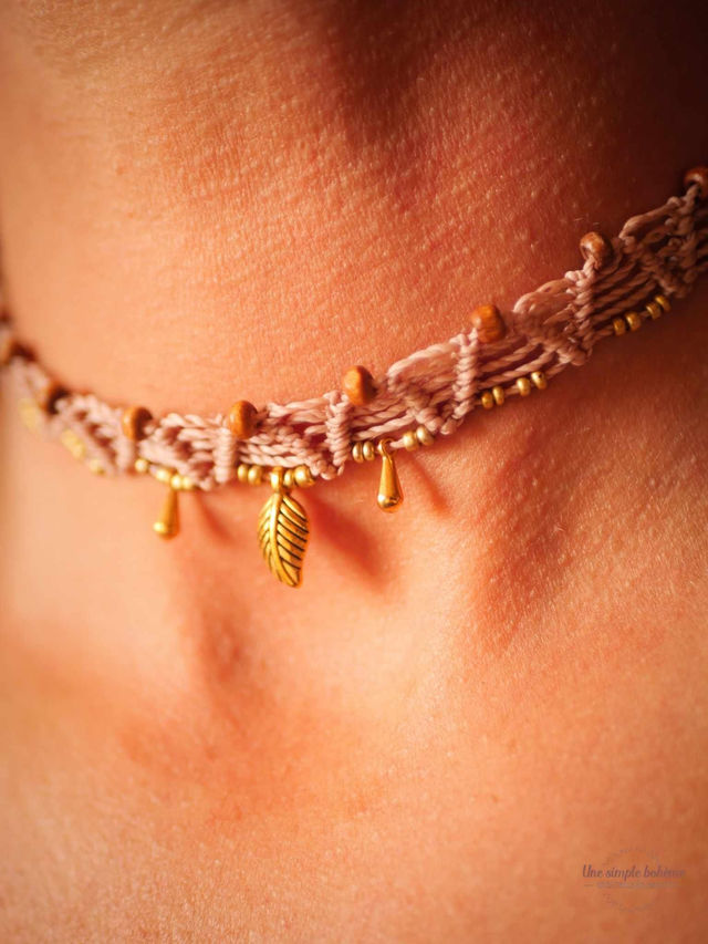 Collier ras de cou marron clair