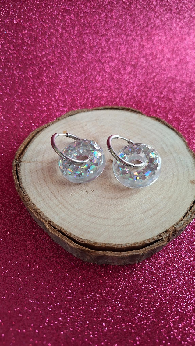 Créoles argentées donuts paillettes argentées holographiques 