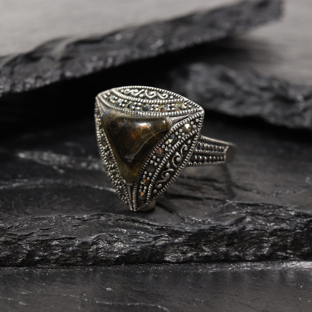 Vintage Sterling Silver 925 Art Deco Style Trillion Cabachon Cut Dark Brown Labradorite With Marcasite Gemstone Band Ring Size P - 7 1/2