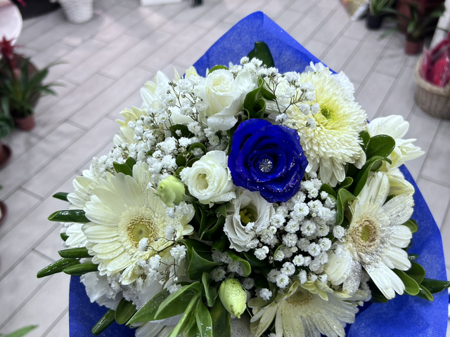 Bouquet con fiori Bianchi ed una rosa blu centrale 