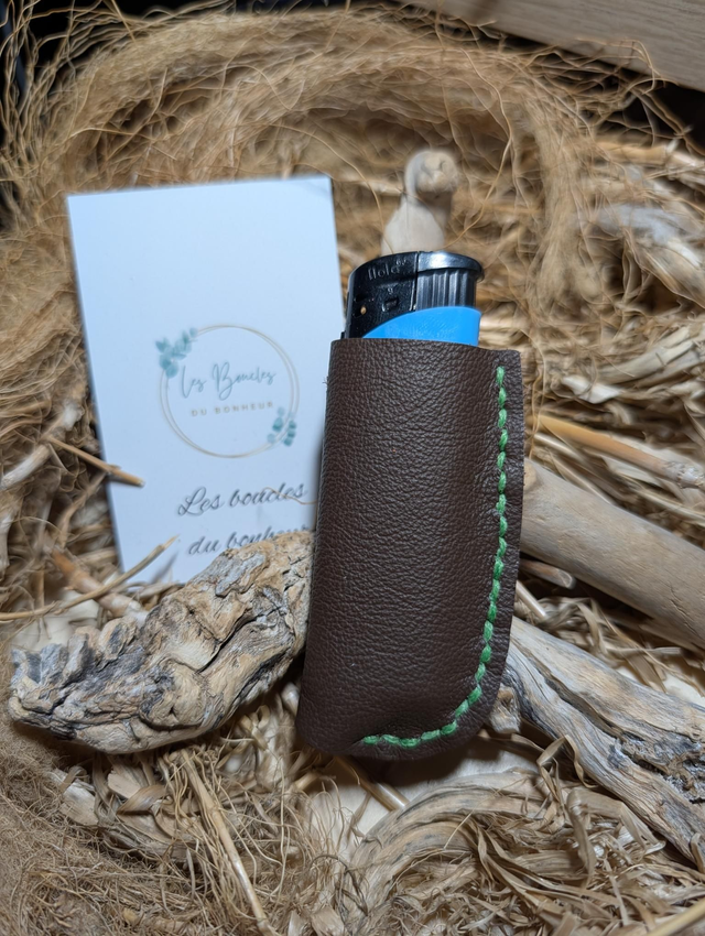Étui à briquet marron couture verte 