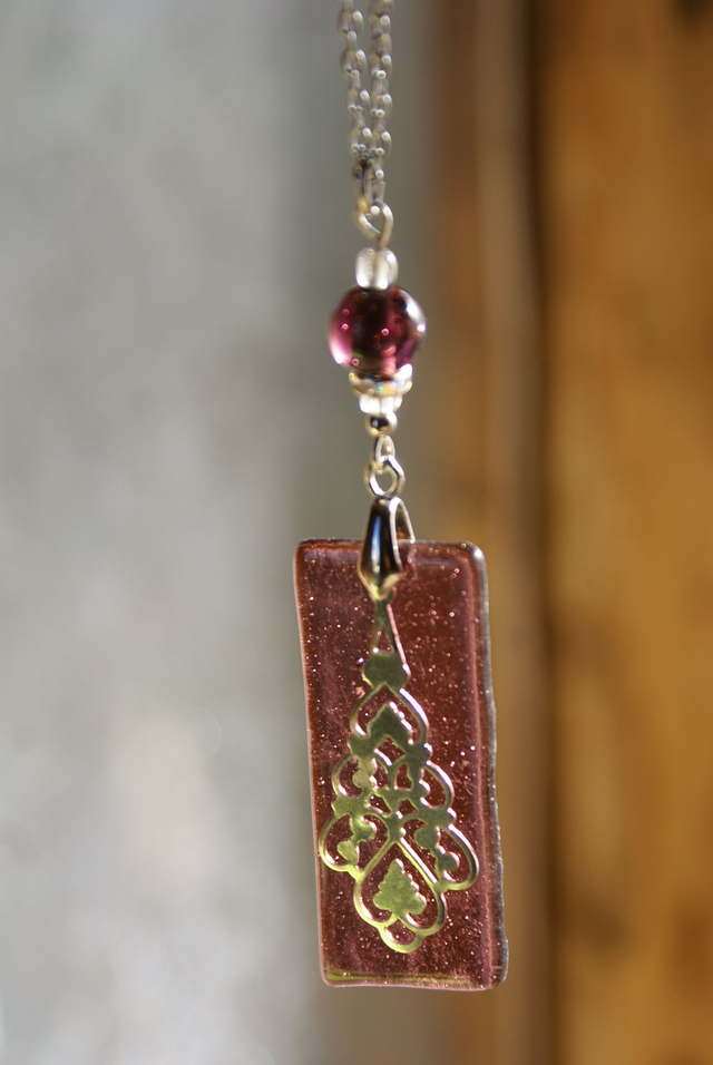Pendentif en verre prune transparent et chaîne couleur argent. Numéro 5