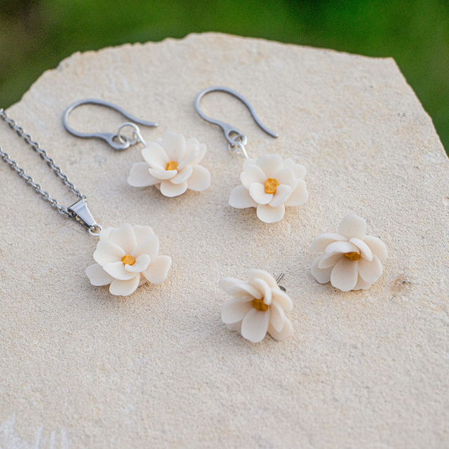 Frühlingshafte Kirschblüten-Ohrringe, Ohrstecker oder Halskette mit gefüllter Kirschblüte aus Polymerton, weiß, allergikerfreundlich und nickelfrei