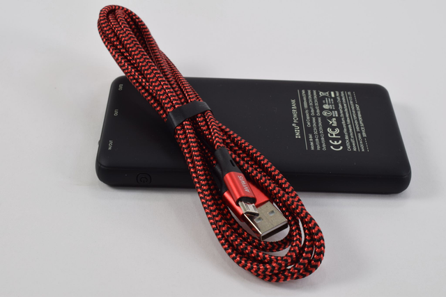 13.- KIT DE CABLE Y BATERÍA EXTERNA PARA LÁSER DE 100 mW