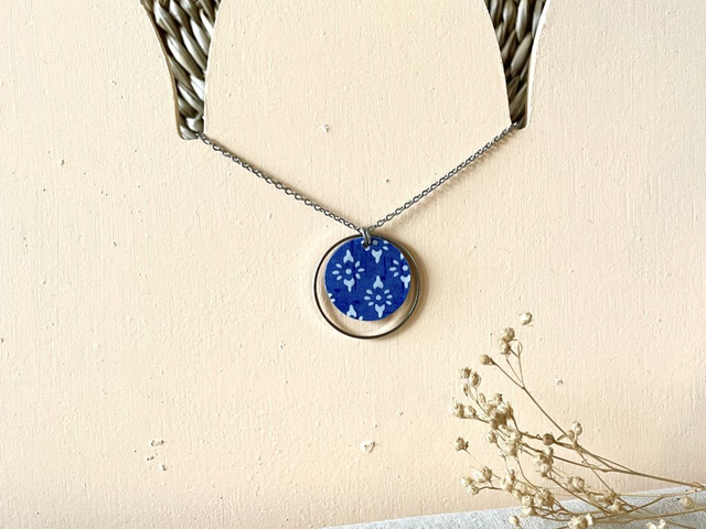 Collier pendentif en bois et papier origami sur chaine