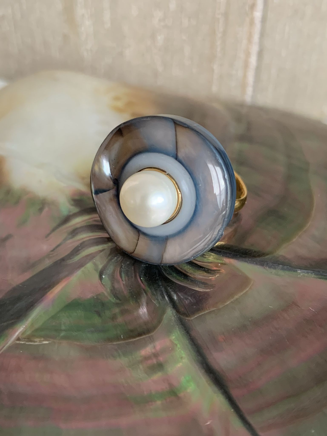 Bague ronde nacre et perle de culture blanche