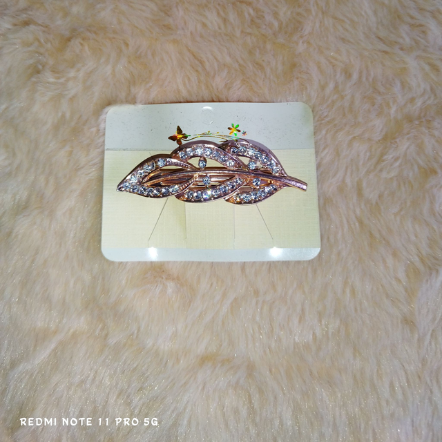 Barrette feuille dorée – Strass scintillants