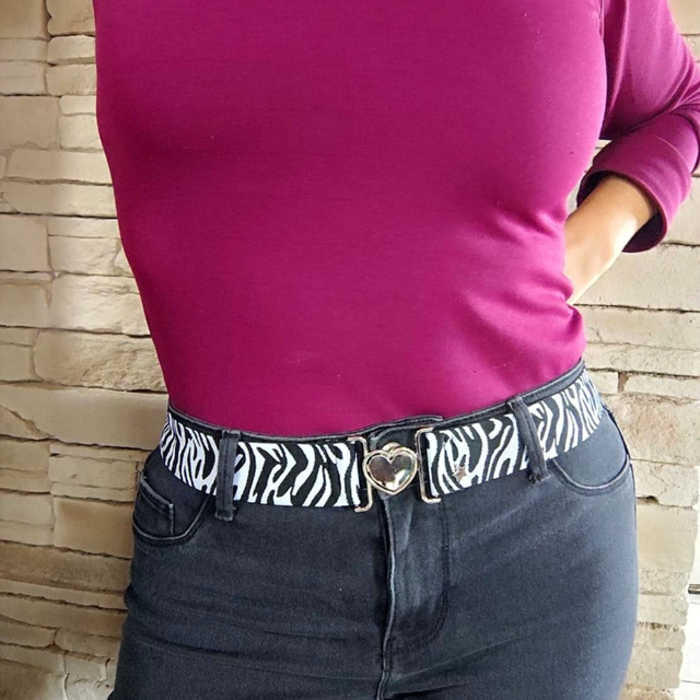 Ceinture noire zébrée blanc – Boucle cœur argentée