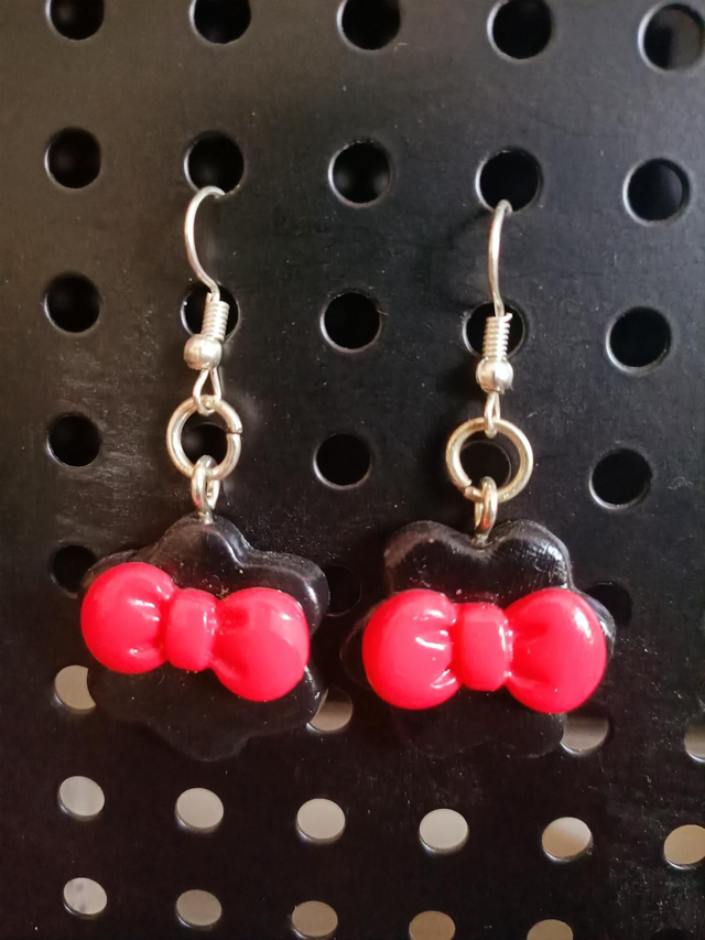 Boucles d'oreilles petits nœuds rouge 