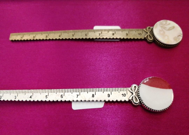 Marques pages forme règle avec faïence