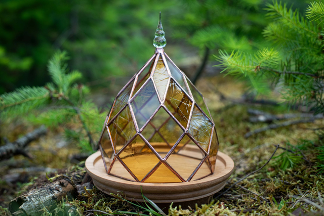 Zome 8 orange avec épi de faîtage en verre